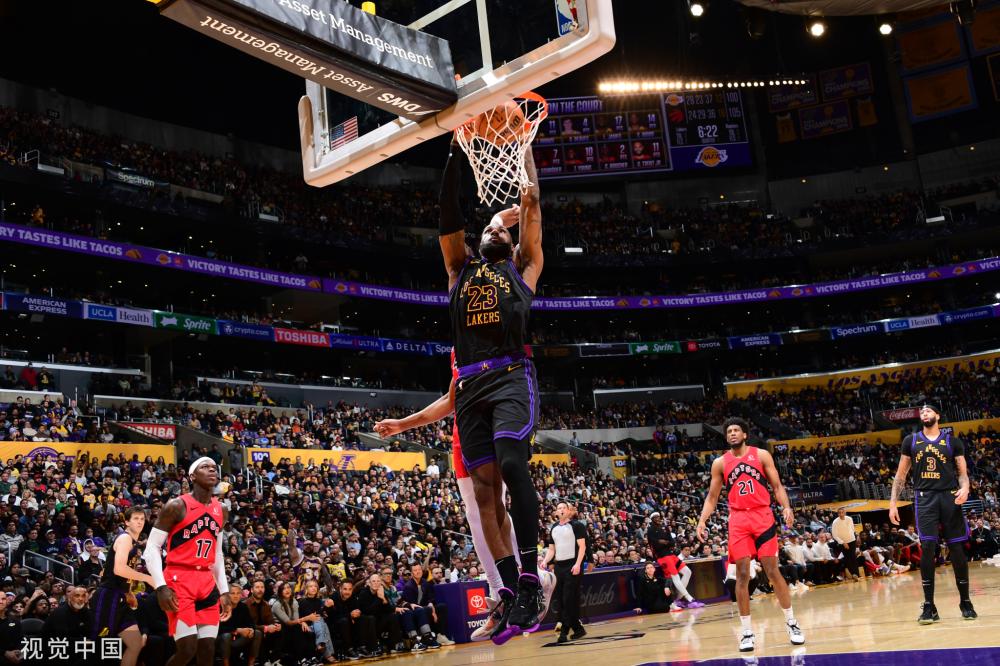 太离谱，广东队狠起来自己人也打，任骏飞肘击莫兰德直接倒地不起.