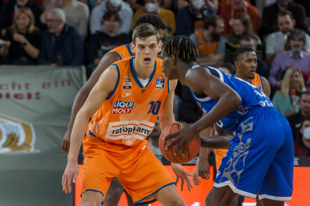 为比赛预热，阿森纳官媒邀请枪迷分享在老特拉福德的最爱进球