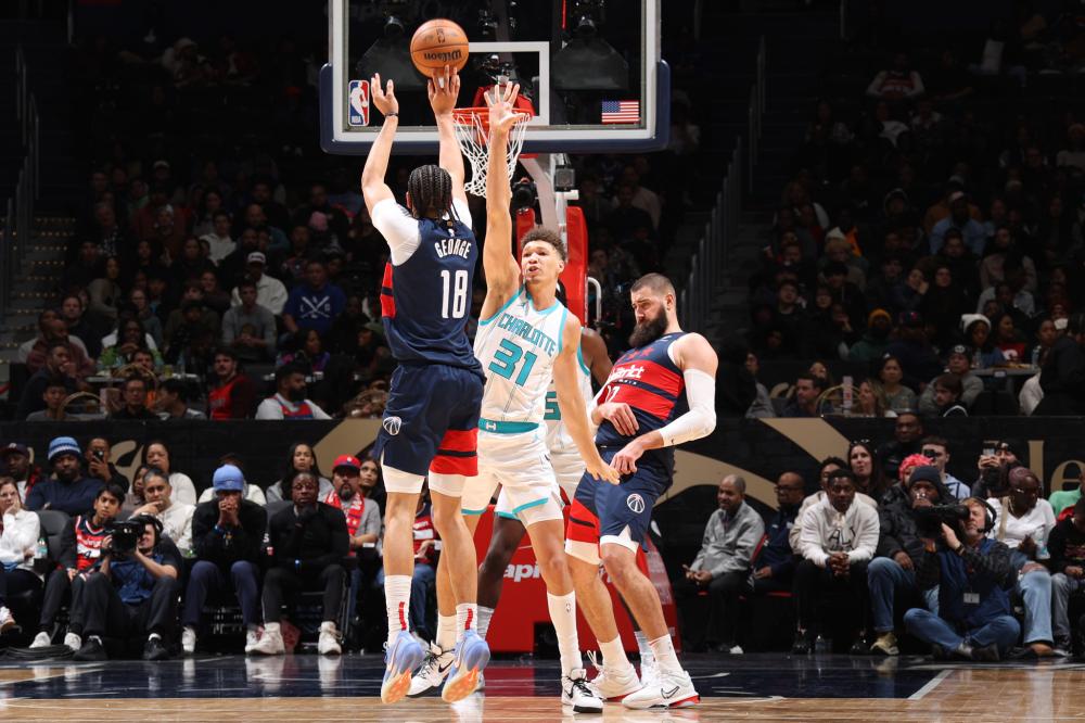 雷迪克：里夫斯正在联盟确立自己的定位，不会因东契奇而发生动摇